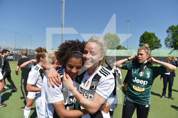 2019-04-20 - Sara Gama e Martina Rosucci esultano per la vittoria dello scudetto della Juventus Women - ASD VERONA VS JUVENTUS WOMEN - CAMPIONE D´ITALIA 2019 - ITALIAN SERIE A WOMEN - SOCCER